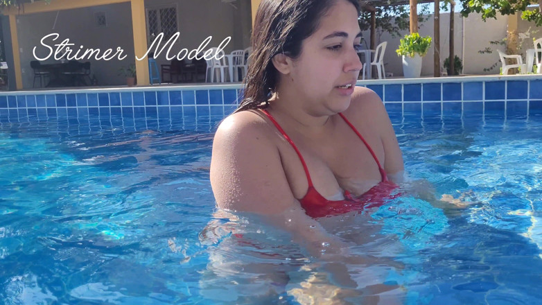 Strimermodel: Sneeze bikini en la piscina