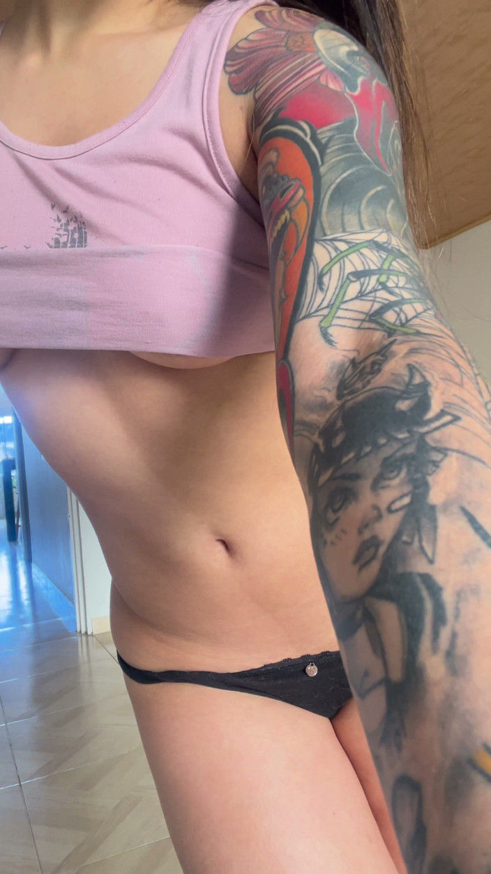Mariiejanee: Perfect Ass Latina Dances in Your Face