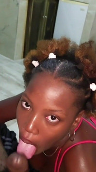 Pipe sexy et bizarre, une fille à gros nichons à l’étage a dû se détendre en suçant sa bite - jhodez1
