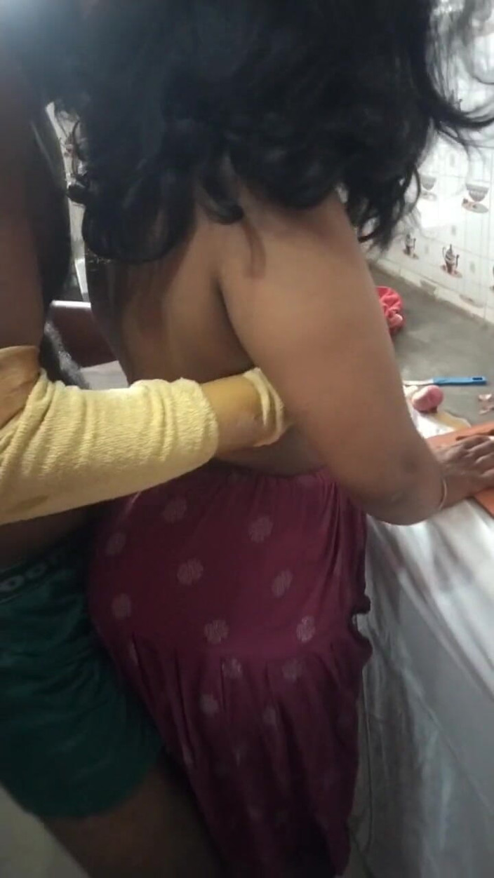 Tamil lesbian: Sexo caliente en la cocina cuando cocina