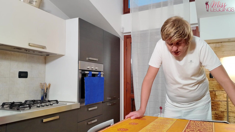 MissLeggings: Zmatená macecha později pochopí, že to nebyl služebný, kdo jí přinesl...