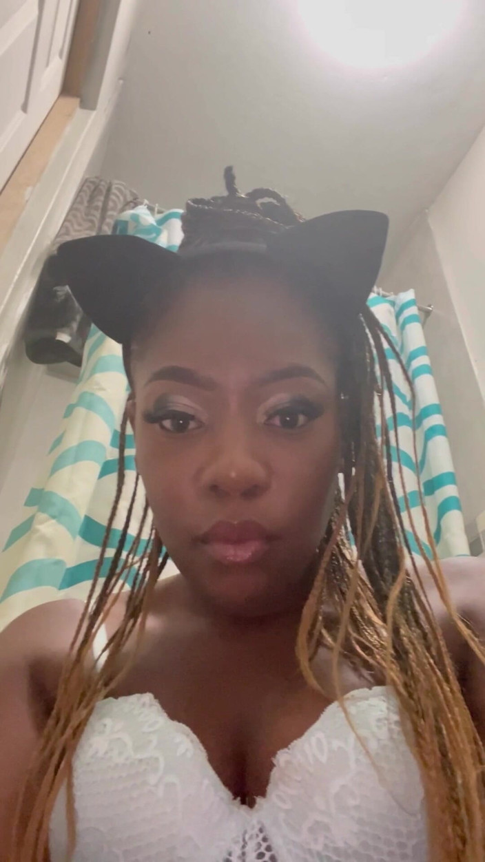 Bubbling_booty: O negresă sexy excitată