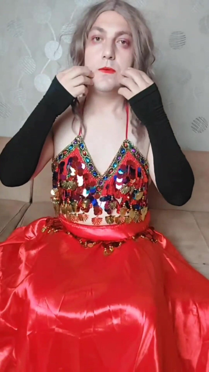 Kitty_Cross: Buric dansatoare Femboy în rochie roșie seducătoare