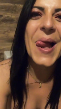 Čůrání v koupelně Škádlení. Zlobivá záchodová hra