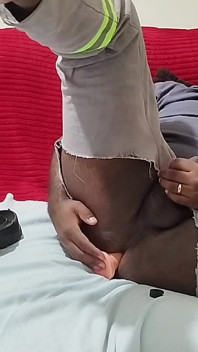 Sam w domu, masturbująca się i dochodząca w butie z