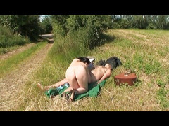 Out Sexxx: 老猪在乡下猛击一个年轻女孩