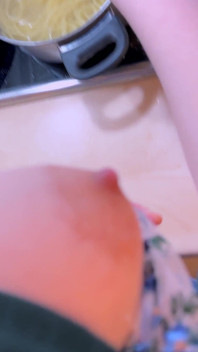Quan hệ tình dục tại nhà với một người vợ trẻ phục tùng