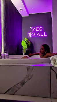 En Coulisses, Dans Le Jacuzzi Du Motel. Masturbation Et Sexe.
