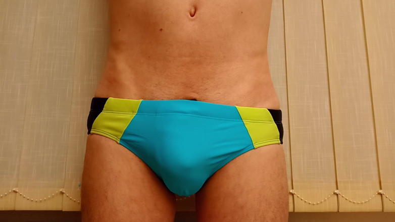 TheOldBigThing: Une bosse qui grossit jouit dans speedos