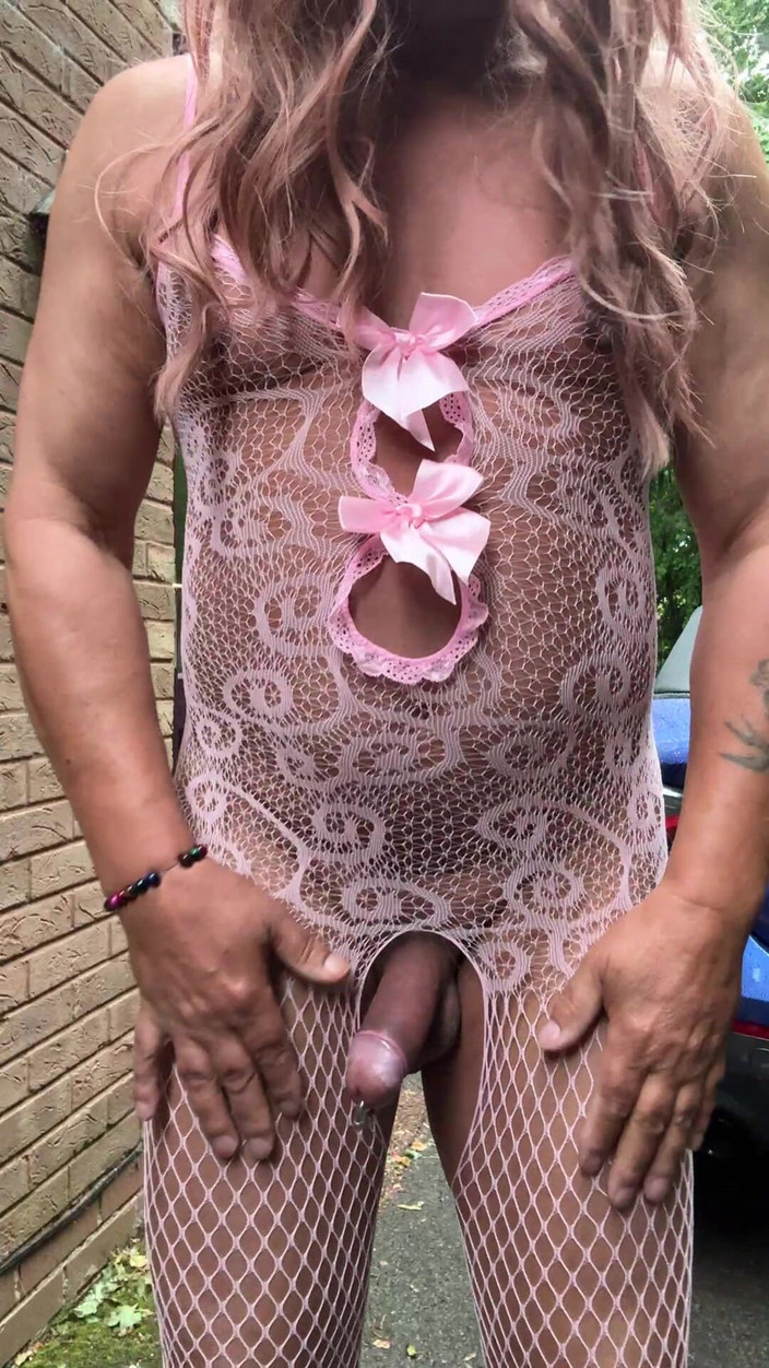 Kellycd2022: Sexy transvestiert kellycd2022 schnelles video am frühen morgen in rosa...