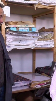 Sexy MILFka s velkými prsy si užívá svou mokrou kundičku