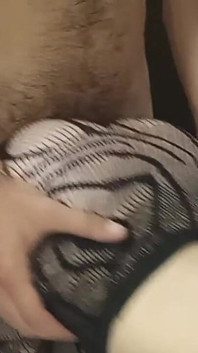当我们独自在家时，娇小的继妹让我插入她（完整视频）