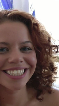 Cute Sunny: mladá, chlupatá kundička, milovnice tvrdého análního sexu