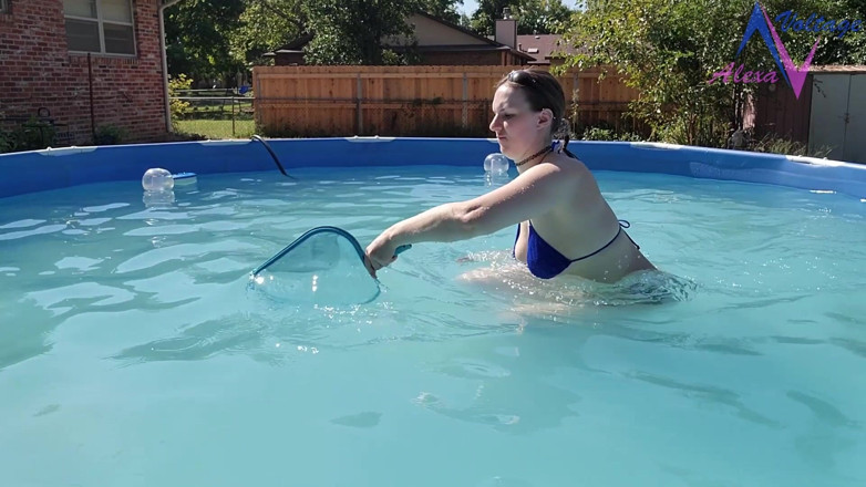 Alexa-Voltage: Limpando minha piscina de biquíni