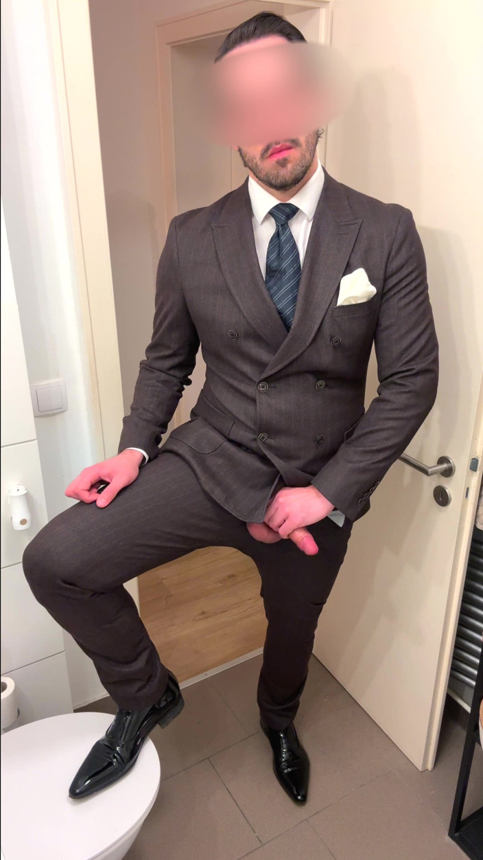 Master Shiny Shoes: Homme d’affaires en costume se branle sur ses chaussures en...