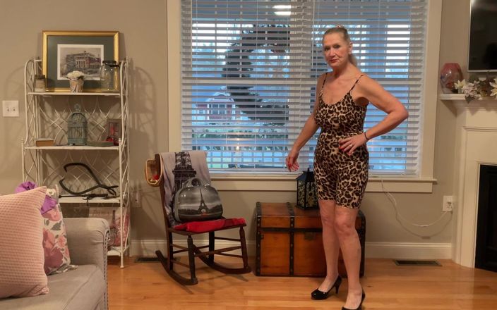 Danielle Dubonnet: Naakt gilf-model Dani D rijpe vrouw passen (strakke paarse bodysuit, luipaard...