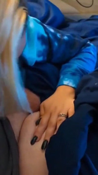 Panas, seksi, handjob bertukar menjadi menjilat, menghisap, blowjob basah! Tonton saya membuatkan dia merintih!