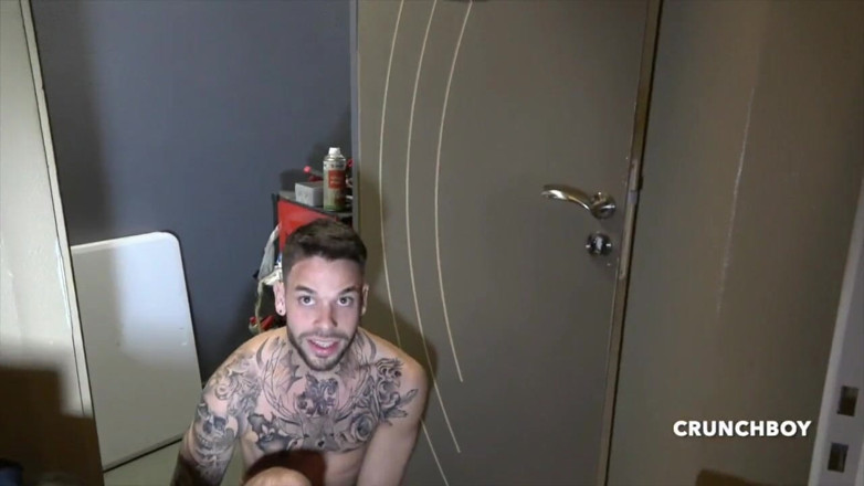 Crunch Boy: Kevin David kouří francouzský zadek venku a masíruje