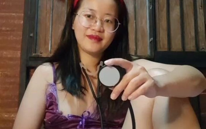 Thana 2023: Горячая азиатская девушка трахает киску пальцами