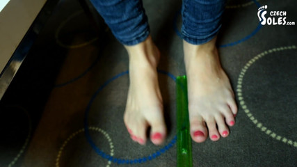 Czech Soles - foot fetish content: 체코 풋걸 Ivet와 함께하는 발 측정
