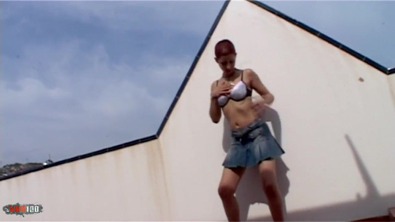 MMM100: Katia: geile Katia stript op het terras