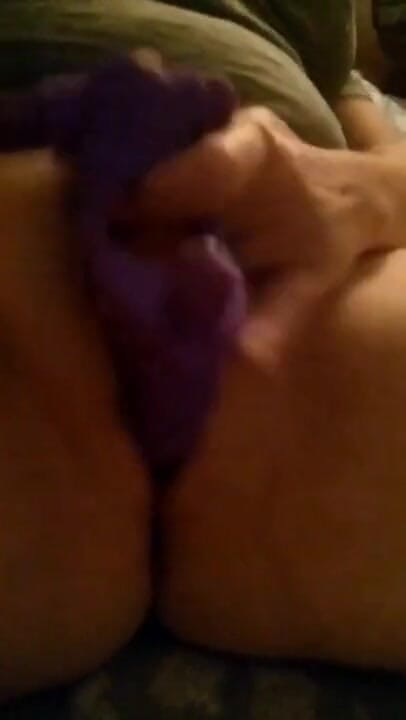 Hotwife0333: Aku lagi asik masturbasi pakai vibratorku saat suami lagi nggak...