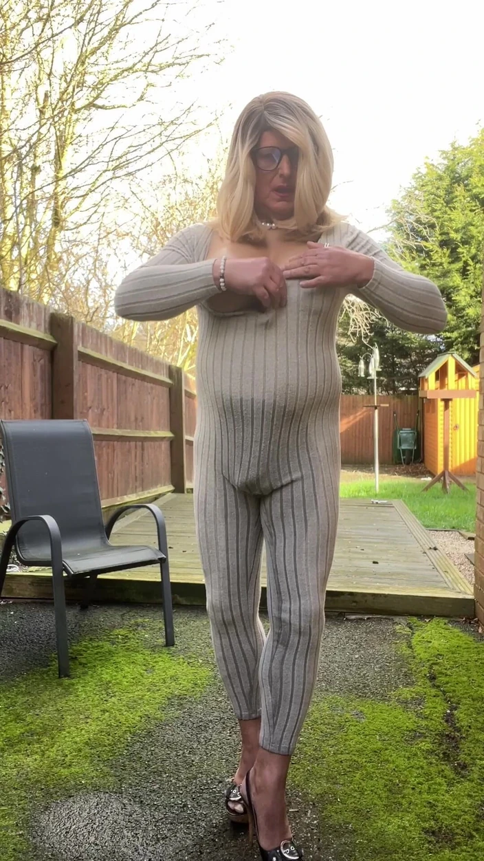 Kellycd2022: 业余 crossdresser Kellycd2022 性感熟女撒尿和自慰穿着我的游戏套装在户外