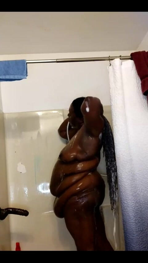 His Queen Suga: Mijn haar gewassen en mezelf geneukt onder de douche