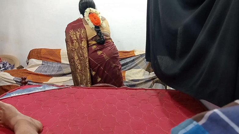 Veni: 泰米尔继母抓到继子撸管，她把精液射出嘴巴和阴户