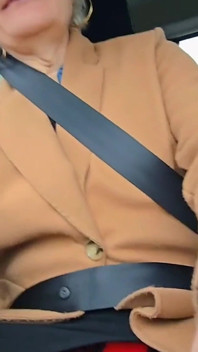 MILF Chaude Et Sexy En Voiture