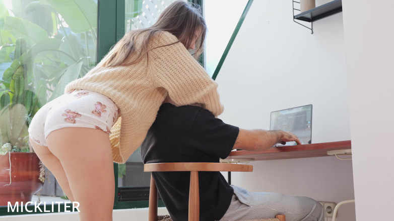 Mick Liter: A bunda suculenta dela merece um pau