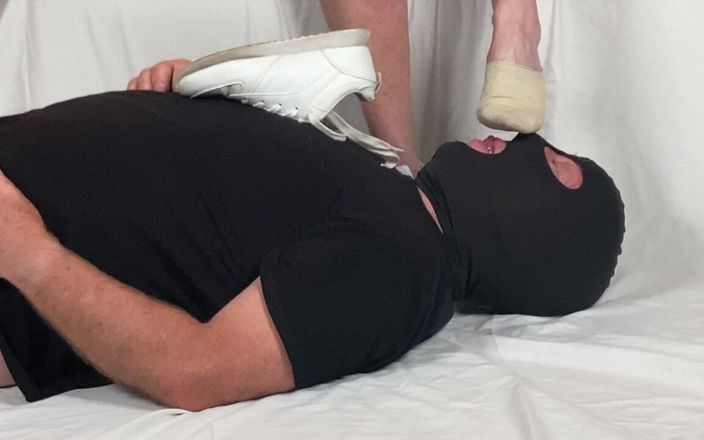 Mr MF: Doamna matură cu picioare folosind noul ei băiat cu picioare