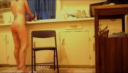Solo Austria: Blonde amatur suka melancap di dapur