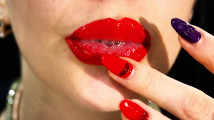 Goddess Misha Goldy: Labbra rosse e un gioco con liquidi e saliva! Latte...