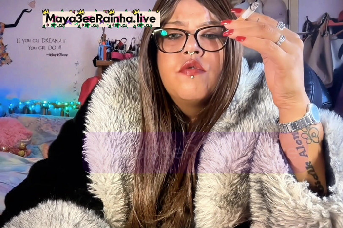 Goddess Maya3ee Rainha: Chainsmoking Queen in Fur BBW MILF Green Eyes, Red Nails,...