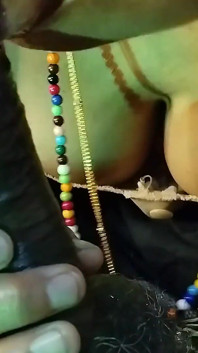 Tante desi mengisap foreplay ayah tirinya yang panas puting kecil sedikit foreplay memeknya