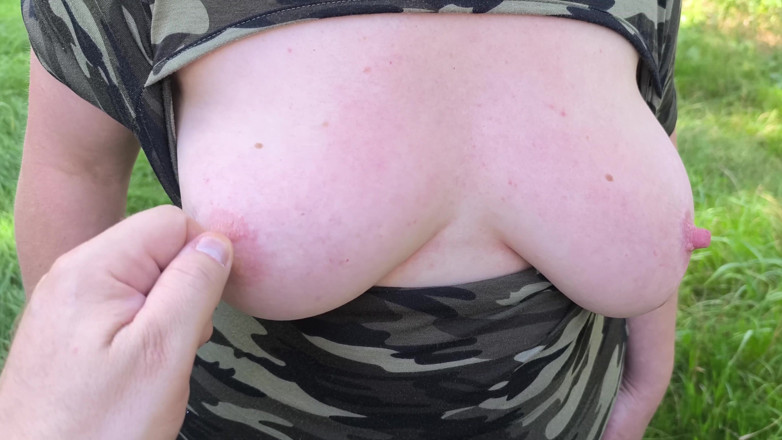 Bouncy Tits Action: Escursioni con pinze per capezzoli
