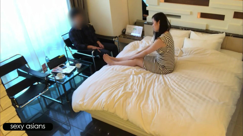 Asian cutie: Beautiful Married Woman Desires Secret Thrill in Daylight, Secret Encounter...