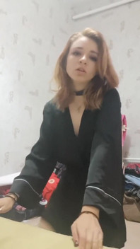 Inicio, suave striptease y masturbación