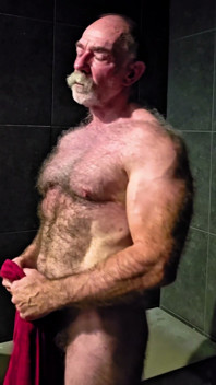 Dilf păroasă care își expune fizicul