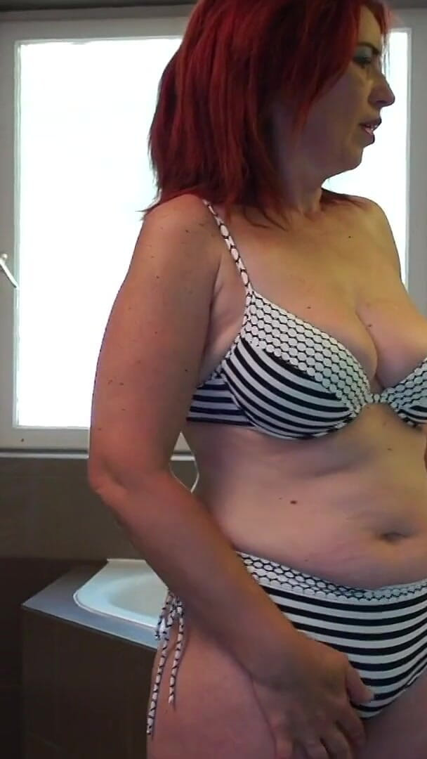 Mature NL: 욕조에서 혼자 노는 발정난 빨간 머리 주부 Elonka