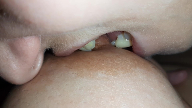 Lesbian-illusion: Trio lesbien torride avec léchage, baisers, sucer, morder les tétons