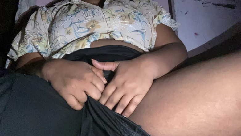 Angoori: Gorakhpuriya Bhauji menunjukkan rakannya dengan meletakkan jarinya ke dalam pepeknya,...