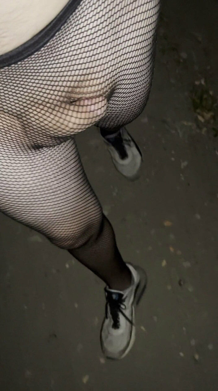 Apomit: Noc chodzenie w rajstopach blisko drogi nastolatka chłopak błysk bez...