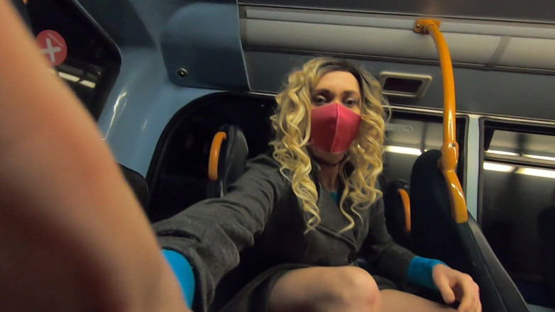 The Midnight Minx: Mini sukně autobus masturbuje