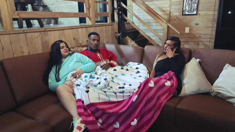 Rioc69: Подруга моєї дружини відвідує нас і трахає її, поки вона дивиться фільми