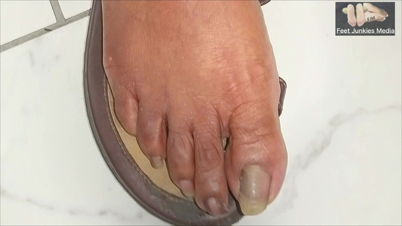 Foot Patrol: 看護師ジャスミン・ドウの仕事帰りのホットで臭い足と裸の長い足の爪
