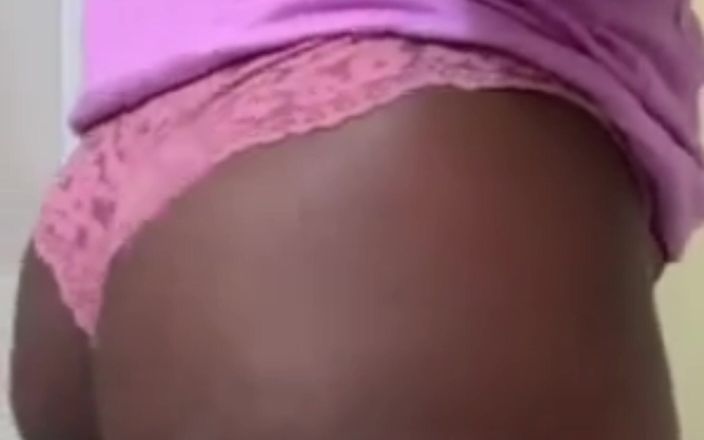Super sexy ebony cuties: Je serre mes gros nichons en trémousse mon énorme cul en...