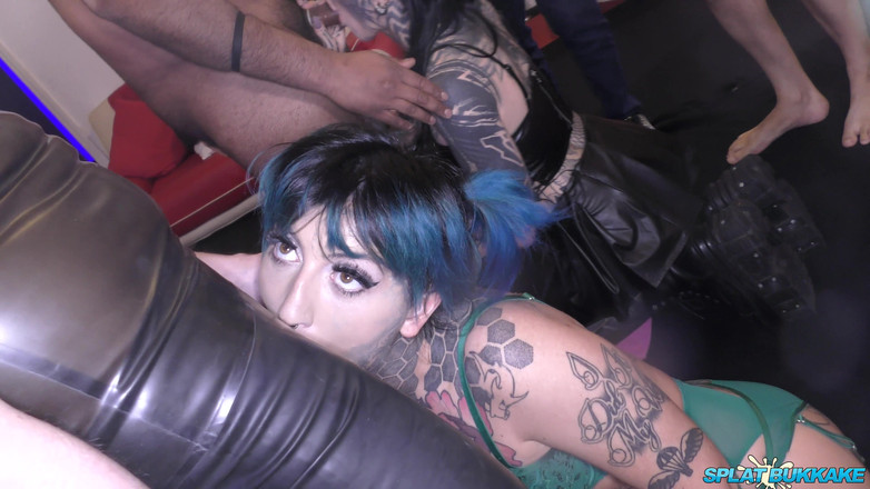 Bukkake team: タトゥー入りの美女たちが長いチンコを吸い、ディープスロートする準備ができています