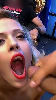 Blonde Blondine Bekommt Ihr Gesicht Von Mehreren Schwänzen Mit Sperma Bedeckt